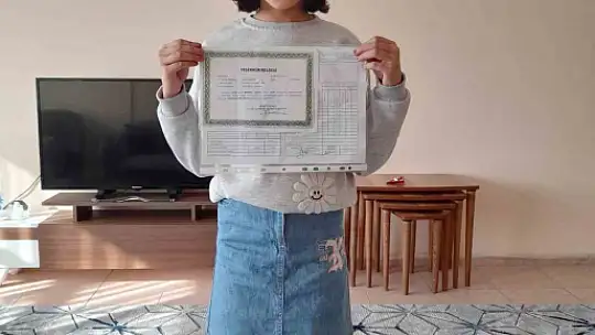 Depremzede kız protez bacakları ile yürüyebileceği günü bekliyor