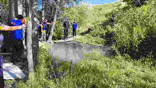 Patika yoldan geçmek istedi, 10 metreden düşüp ayağını kırınca ekipler seferber oldu