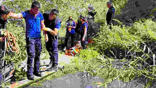 Patika yoldan geçmek istedi, 10 metreden düşüp ayağını kırınca ekipler seferber oldu