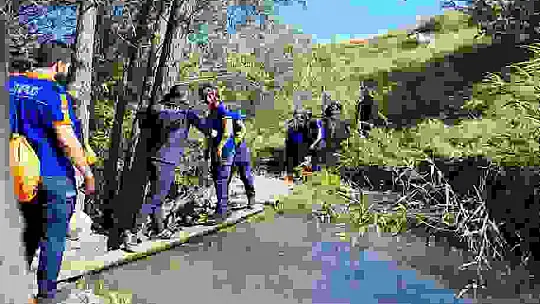 Patika yoldan geçmek istedi, 10 metreden düşüp ayağını kırınca ekipler seferber oldu