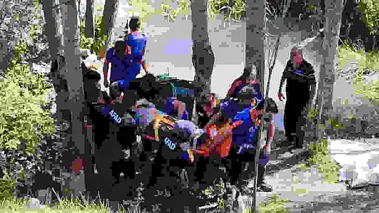 Patika yoldan geçmek istedi, 10 metreden düşüp ayağını kırınca ekipler seferber oldu