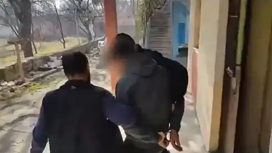 Araç çaldılar, sonrasında da yakayı ele verdiler