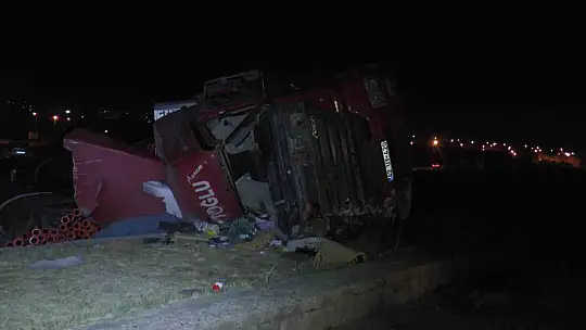 Yük dolu  tır devrildi ölü ve yaralılar var