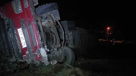 Yük dolu  tır devrildi ölü ve yaralılar var