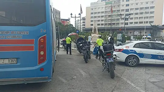 Polis, klima yerine kapı açarak yolcu taşıyan dolmuşlara cezai işlem uyguladı