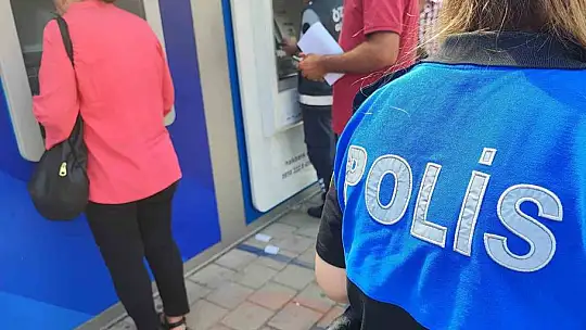 Polis vatandaşı parasını kaptırmaması için ATM önünde uyardı