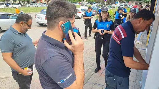 Polis vatandaşı parasını kaptırmaması için ATM önünde uyardı