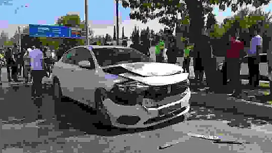 Polisin 'dur' ihtarına uymadılar kaza yaptılar