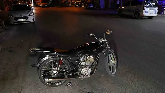 Polisin ihtarlarına uymayıp çalıntı motosikletle 15 kilometre kaçıp ortalığı birbirine kattılar
