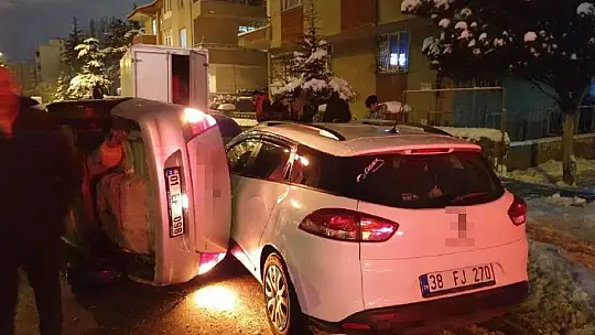 Refüje çarptı, park halindeki aracın üzerine devrildi