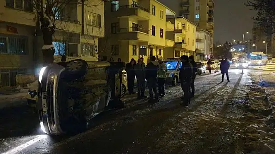 Refüje çarptı, park halindeki aracın üzerine devrildi