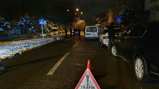 Refüje çarptı, park halindeki aracın üzerine devrildi