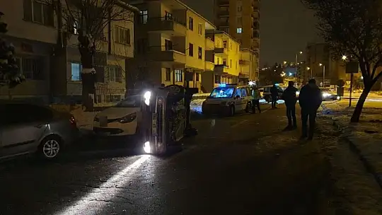 Refüje çarptı, park halindeki aracın üzerine devrildi