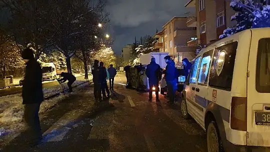 Refüje çarptı, park halindeki aracın üzerine devrildi