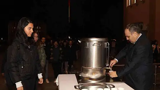 Rektör Altun'dan öğrencilere çorba ikramı