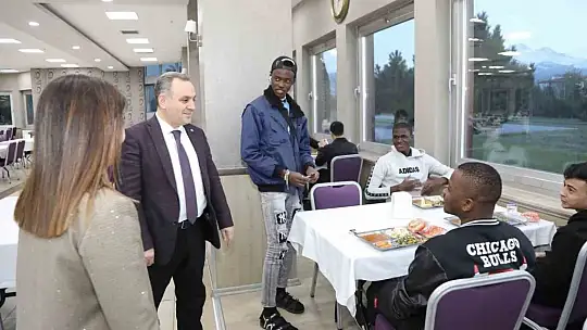 Rektör Altun, uluslararası öğrencilerle buluştu