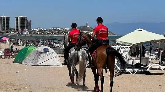 Sahilde güvenliği atlı polisler sağlıyor