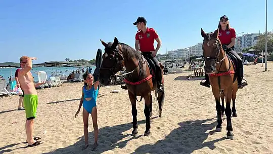 Sahilde güvenliği atlı polisler sağlıyor