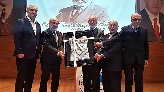 Mengüşoğlu 'Ahlak ve Düşünce Adamı Mehmet Akif' konferansına katıldı