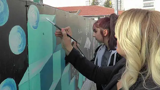 Sanatla okullarını güzelleştiriyorlar