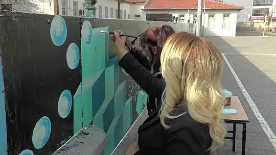 Sanatla okullarını güzelleştiriyorlar