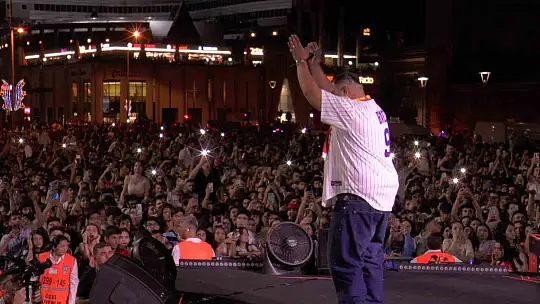 Sefo ve Yener Çevik Kayserispor için konser verdi