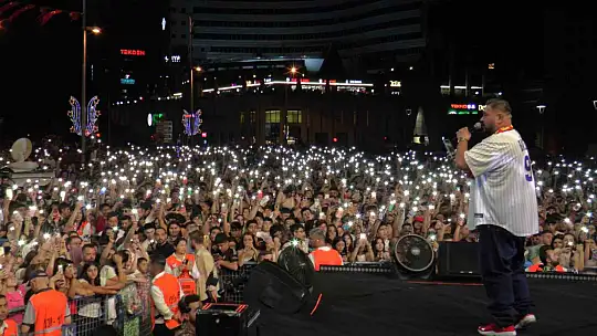 Sefo ve Yener Çevik Kayserispor için konser verdi