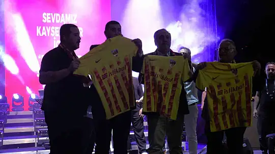 Sefo ve Yener Çevik Kayserispor için konser verdi