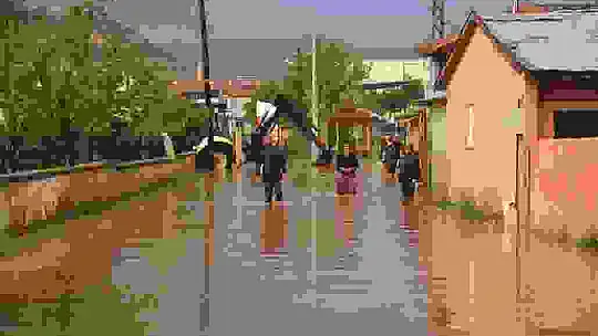 Sele aldırış etmeden oyunlarına devam ettiler