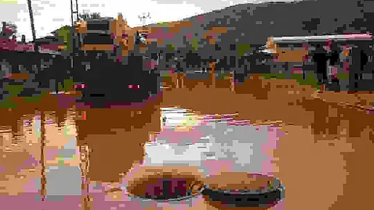 Sele aldırış etmeden oyunlarına devam ettiler