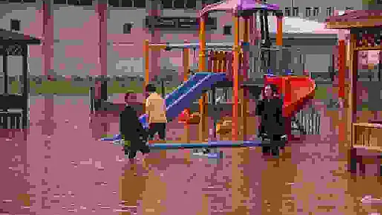 Sele aldırış etmeden oyunlarına devam ettiler