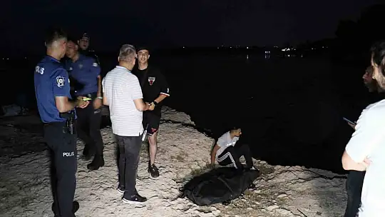 Serinlemek için girdiği gölde boğuldu, arkadaşları cesedinin başında gözyaşı döktü