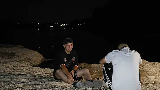 Serinlemek için girdiği gölde boğuldu, arkadaşları cesedinin başında gözyaşı döktü