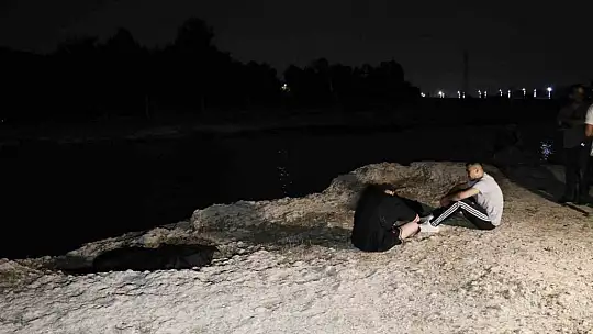 Serinlemek için girdiği gölde boğuldu, arkadaşları cesedinin başında gözyaşı döktü