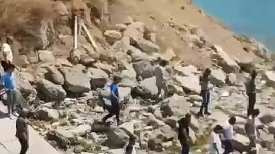 Serinlemek için göle giren genç hayatını kaybetti