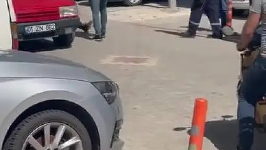 Sevgilisine çarpan yaşlı adamı herkesin gözü önünde bıçakladı