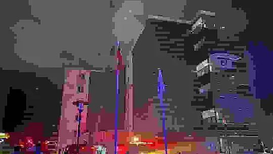 SGK İl Müdürlüğü binasının çatısında çıkan yangın ekipleri alarma geçirdi