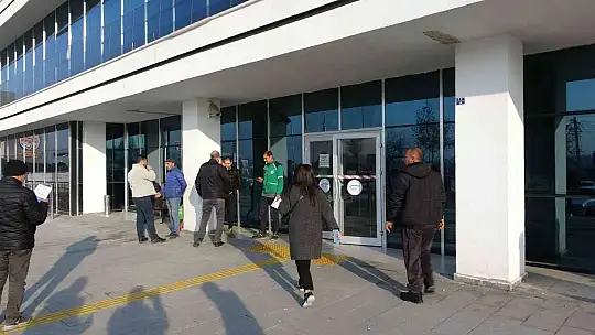 SGK'nın önü EYT'liler ile doldu