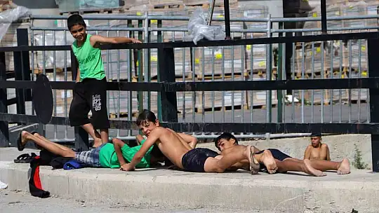 Sıcaklar arttı tehlike başladı, çocuklar sulama kanalında yüzüp kaldırımda güneşlendi