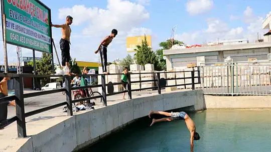 Sıcaklar arttı tehlike başladı, çocuklar sulama kanalında yüzüp kaldırımda güneşlendi