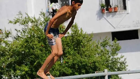 Sıcaklar arttı tehlike başladı, çocuklar sulama kanalında yüzüp kaldırımda güneşlendi