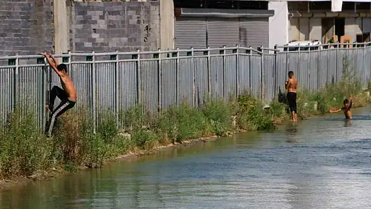 Sıcaklar arttı tehlike başladı, çocuklar sulama kanalında yüzüp kaldırımda güneşlendi