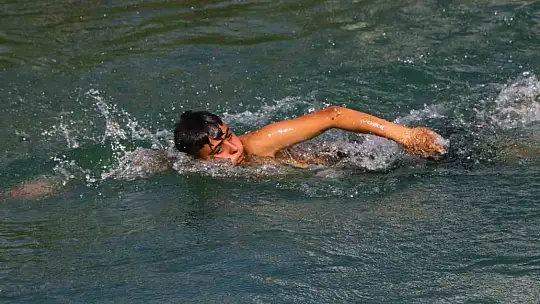 Sıcaklar arttı tehlike başladı, çocuklar sulama kanalında yüzüp kaldırımda güneşlendi