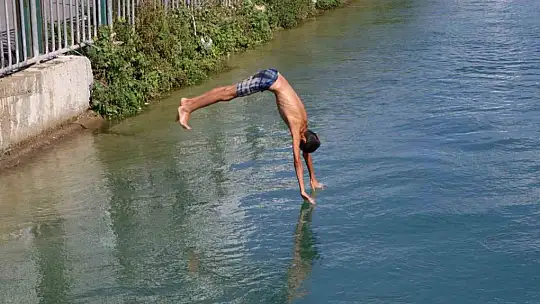 Sıcaklar arttı tehlike başladı, çocuklar sulama kanalında yüzüp kaldırımda güneşlendi