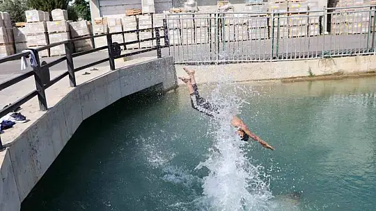 Sıcaklar arttı tehlike başladı, çocuklar sulama kanalında yüzüp kaldırımda güneşlendi