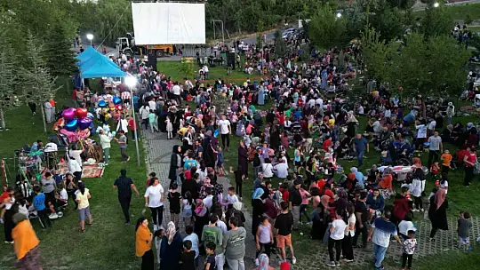 Açık hava sinema günlerine yoğun ilgi