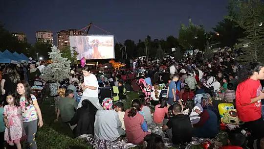 Açık hava sinema günlerine yoğun ilgi