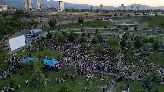 Açık hava sinema günlerine yoğun ilgi