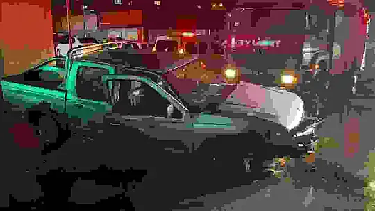 Sivas'ta hafif ticari araçla otomobil çarpıştı: 7 yaralı