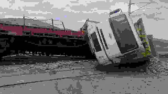 Sivas'ta hemzemin geçitte kaza: 8 yaralı